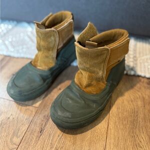 Vans kid rain boots, size 3 tan and green